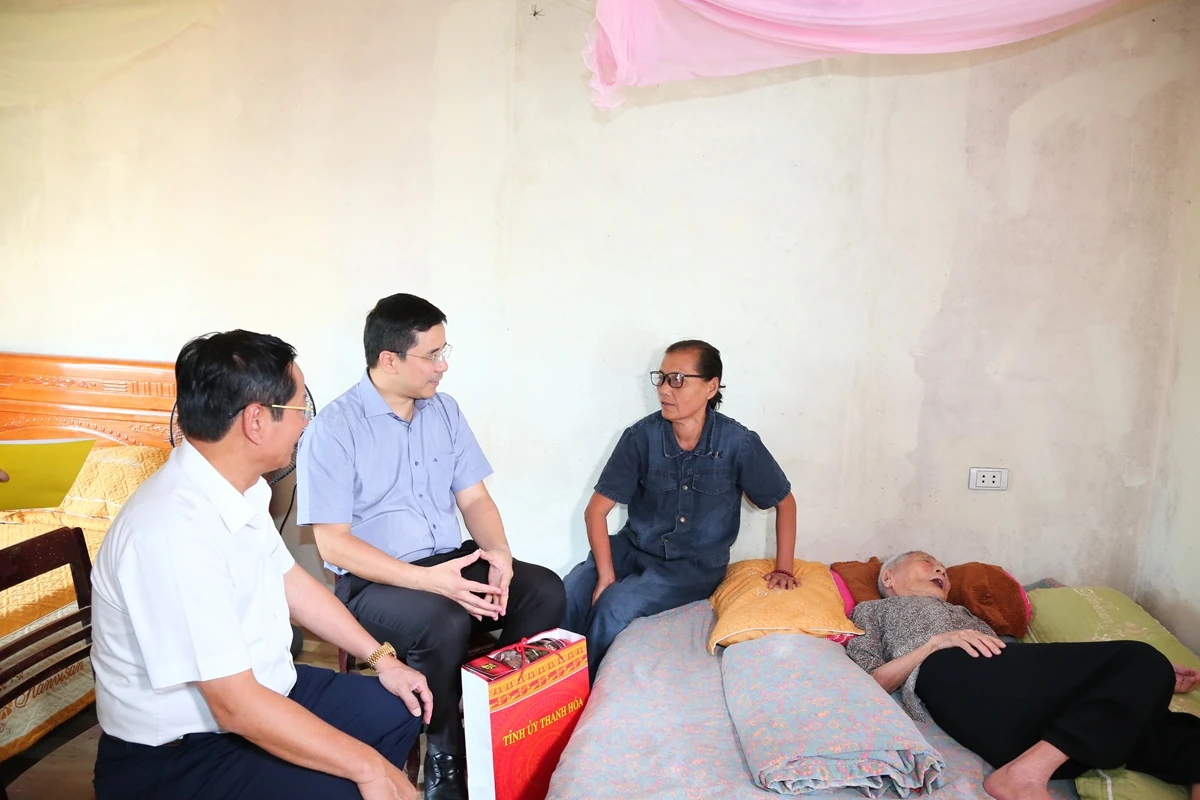 Phó Bí thư Thường trực Tỉnh ủy Nguyễn Hồng Phong thăm, tặng quà Mẹ Việt Nam anh hùng