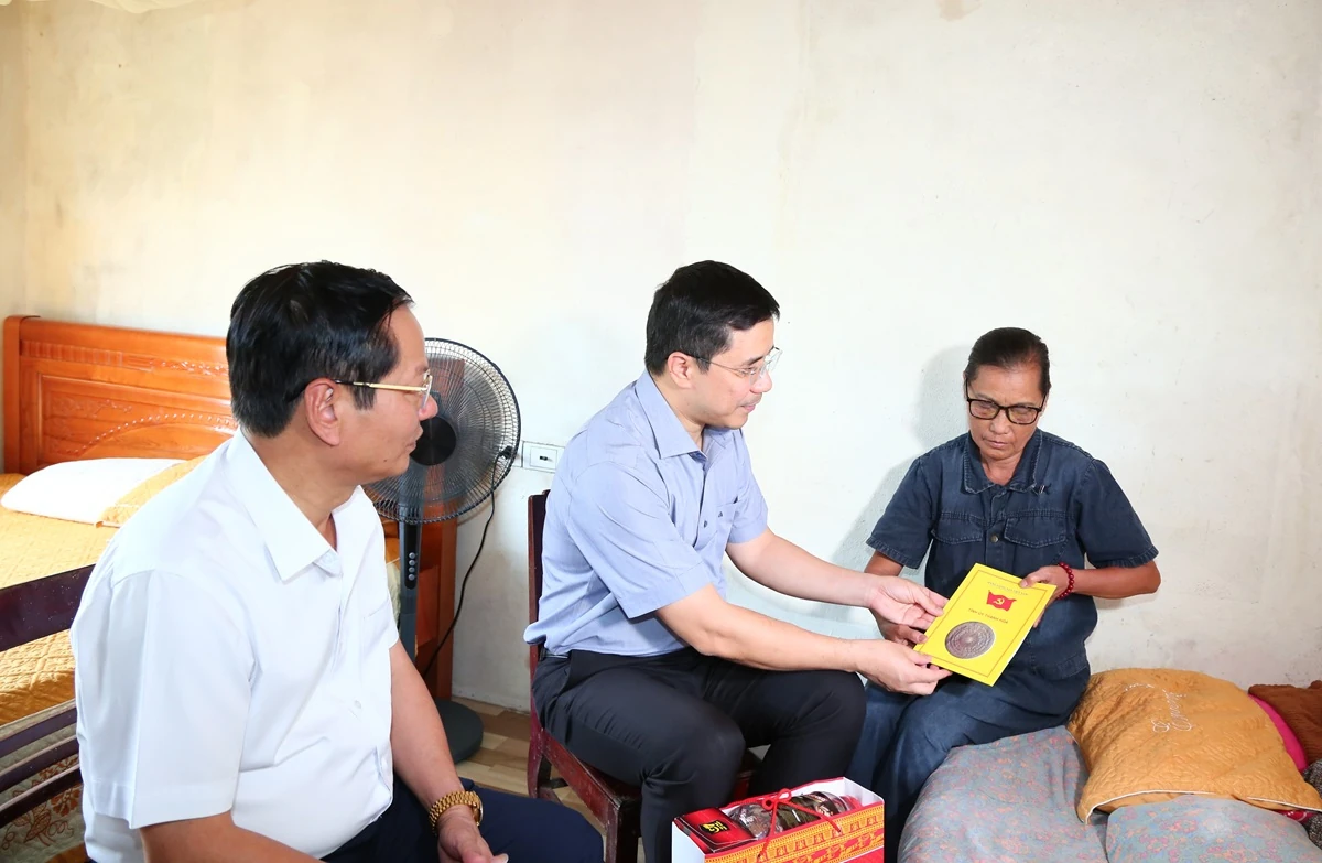 Phó Bí thư Thường trực Tỉnh ủy Nguyễn Hồng Phong thăm, tặng quà Mẹ Việt Nam anh hùng