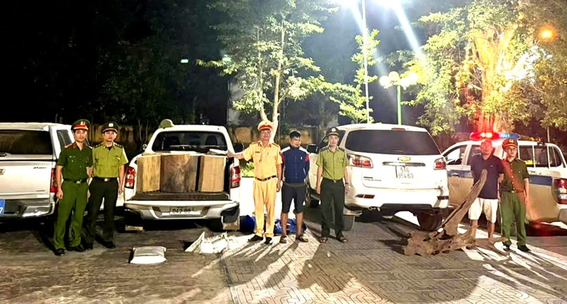 Công an phát hiện xe ô tô chở gỗ không rõ nguồn gốc