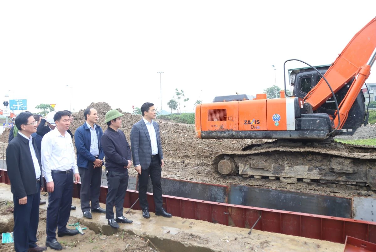 Phó Bí thư Thường trực Tỉnh ủy Nguyễn Hồng Phong thăm, làm việc với hai phường Quảng Phú, Đông Quang