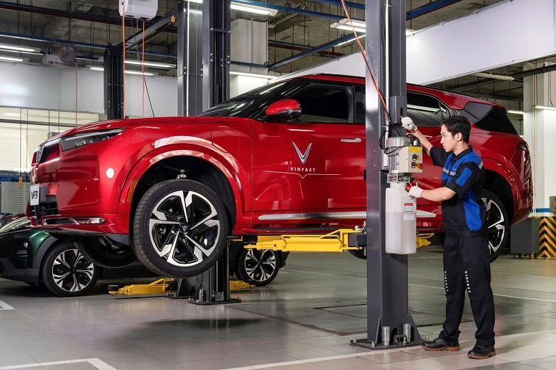 Khách hàng tại Thanh Hóa và nhiều tỉnh, thành được VinFast hỗ trợ sửa chữa xe hư hỏng do mưa lũ