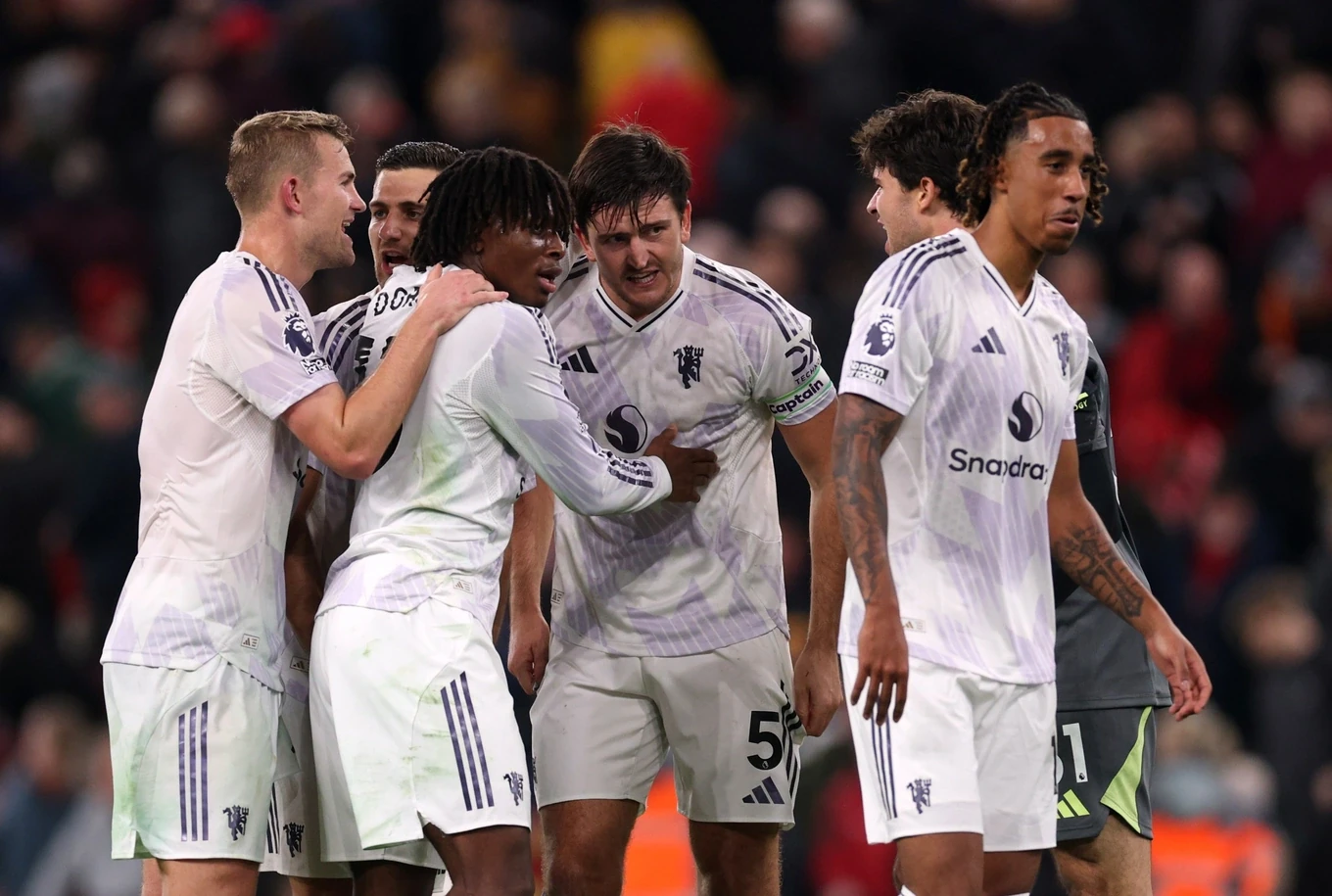 Bùi Tiến Dũng chấn thương nặng, Đà Nẵng thua ngược Thể Công; Quả Bóng Vàng 2025 tái xuất sau chấn thương