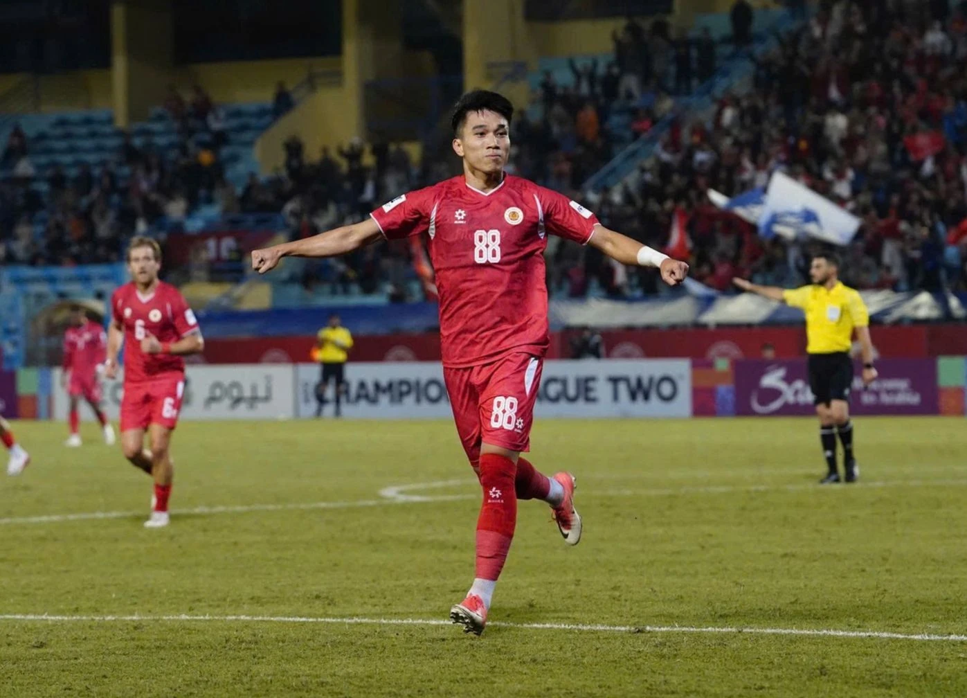 Rafa Benitez tái xuất với hợp đồng kỷ lục; Công an Hà Nội hòa tiếc nuối