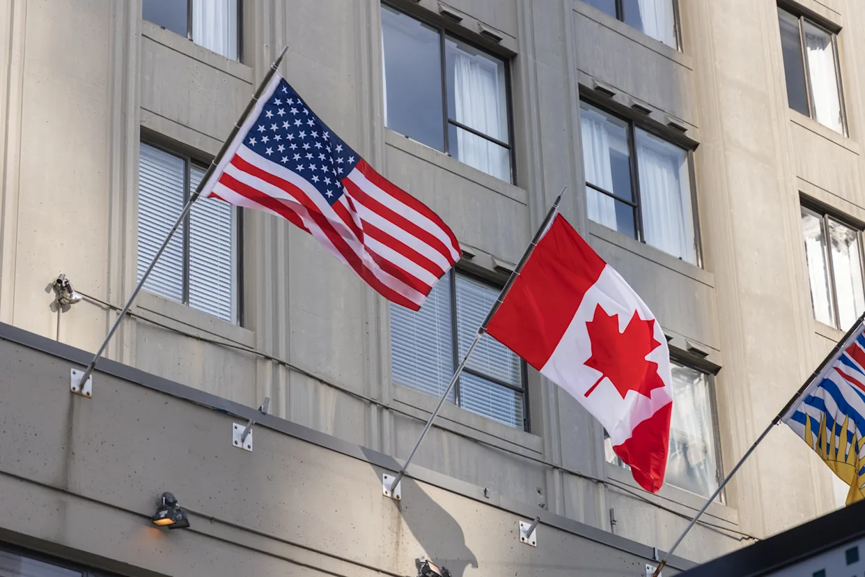 Mỹ tăng 10% thuế với Canada sau khi hủy đàm phán