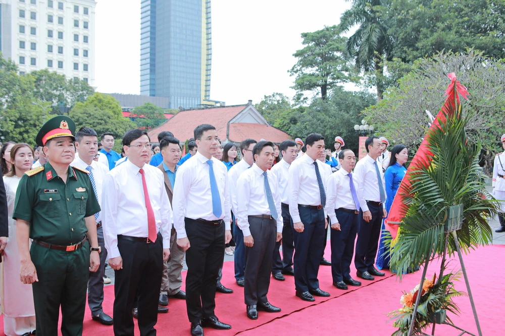 Đoàn đại biểu dự Đại hội Thi đua yêu nước tỉnh Thanh Hóa lần thứ XI dâng hương tưởng niệm Chủ tịch Hồ Chí Minh