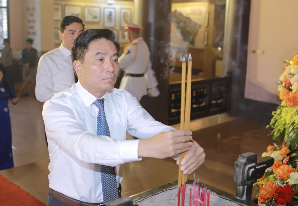 Đoàn đại biểu dự Đại hội Thi đua yêu nước tỉnh Thanh Hóa lần thứ XI dâng hương tưởng niệm Chủ tịch Hồ Chí Minh