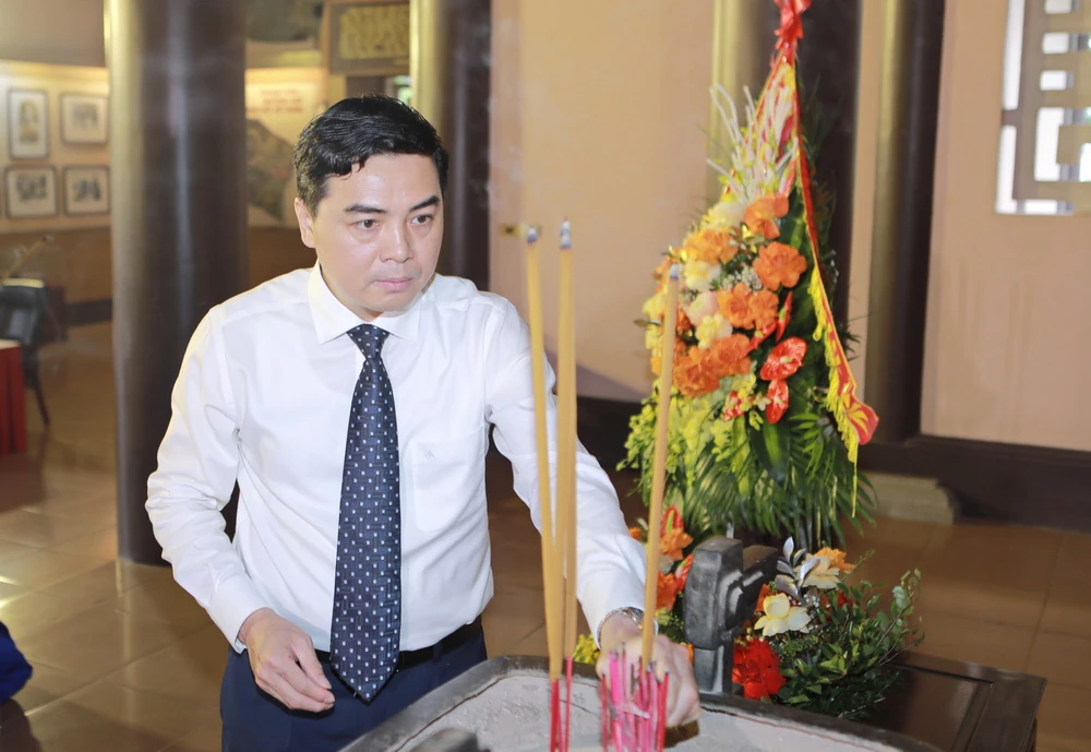 Đoàn đại biểu dự Đại hội Thi đua yêu nước tỉnh Thanh Hóa lần thứ XI dâng hương tưởng niệm Chủ tịch Hồ Chí Minh
