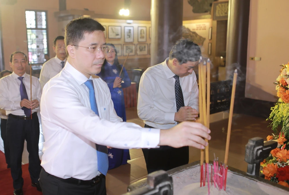 Đoàn đại biểu dự Đại hội Thi đua yêu nước tỉnh Thanh Hóa lần thứ XI dâng hương tưởng niệm Chủ tịch Hồ Chí Minh