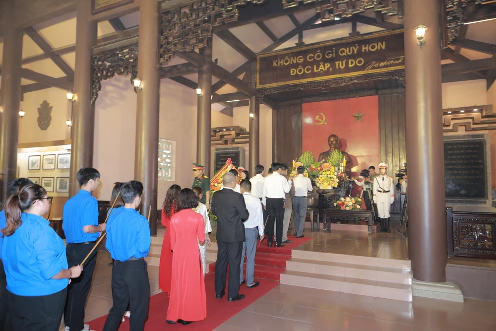 Đoàn đại biểu dự Đại hội Thi đua yêu nước tỉnh Thanh Hóa lần thứ XI dâng hương tưởng niệm Chủ tịch Hồ Chí Minh
