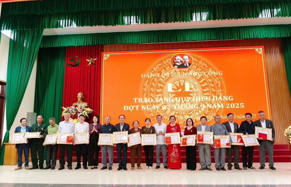 82 đảng viên xã Nông Cống được trao tặng Huy hiệu Đảng