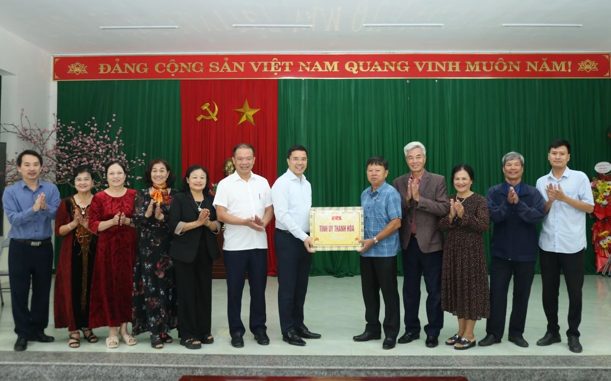 Phó Bí thư Thường trực Tỉnh ủy Nguyễn Hồng Phong thăm, làm việc tại phường Đông Sơn