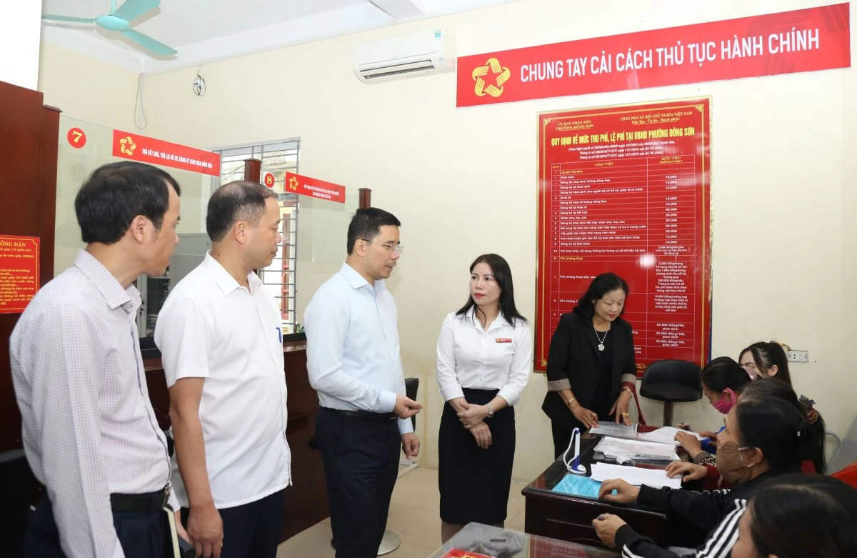 Phó Bí thư Thường trực Tỉnh ủy Nguyễn Hồng Phong thăm, làm việc tại phường Đông Sơn