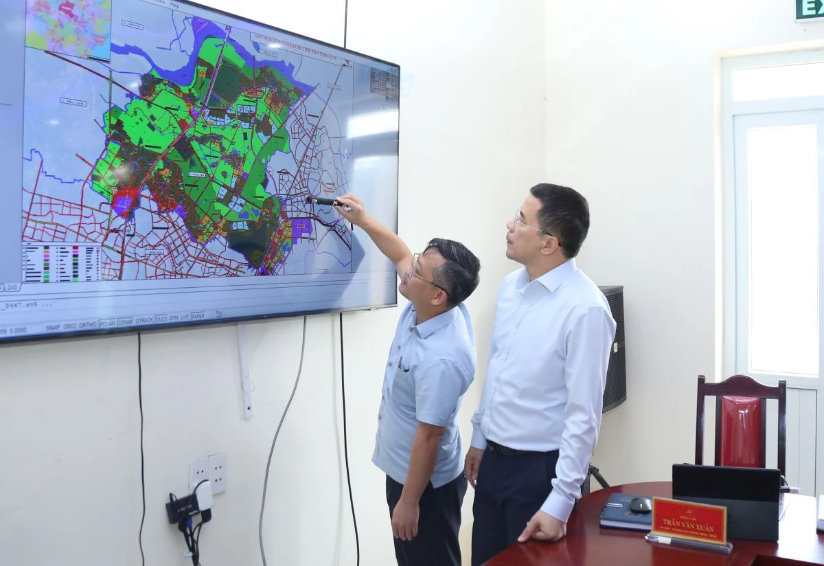 Phó Bí thư Thường trực Tỉnh ủy Nguyễn Hồng Phong thăm, làm việc tại phường Đông Tiến