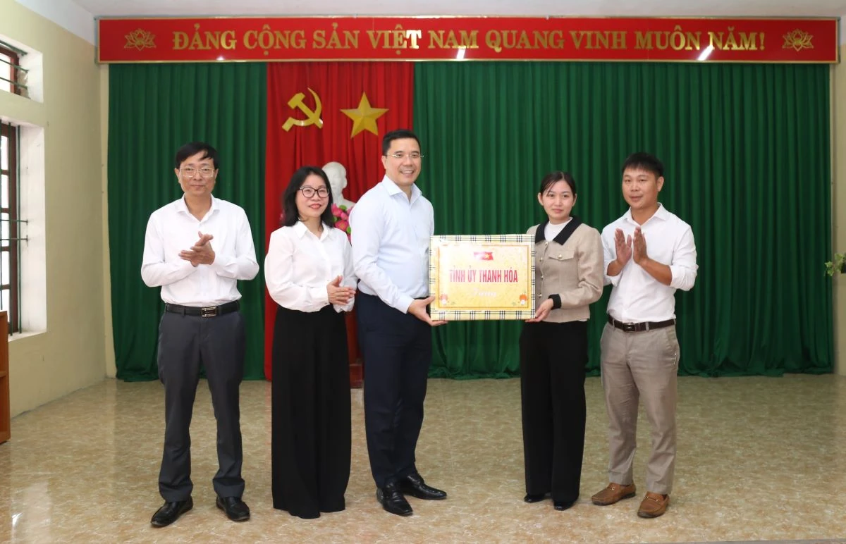 Phó Bí thư Thường trực Tỉnh ủy Nguyễn Hồng Phong thăm, làm việc tại phường Đông Tiến