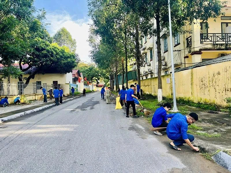 Ngày chủ nhật xanh thêm xanh - sạch - đẹp khu dân cư