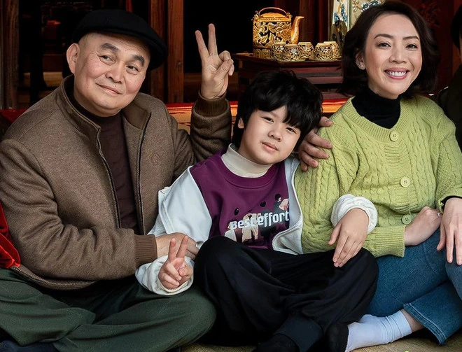 Giao lưu với NSƯT Xuân Hinh và dàn diễn viên phim Mưa đỏ tại Hội chợ mùa Thu