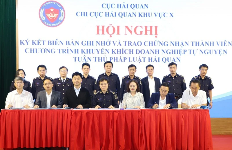 Trao chứng nhận thành viên Chương trình khuyến khích doanh nghiệp tự nguyện tuân thủ pháp luật hải quan