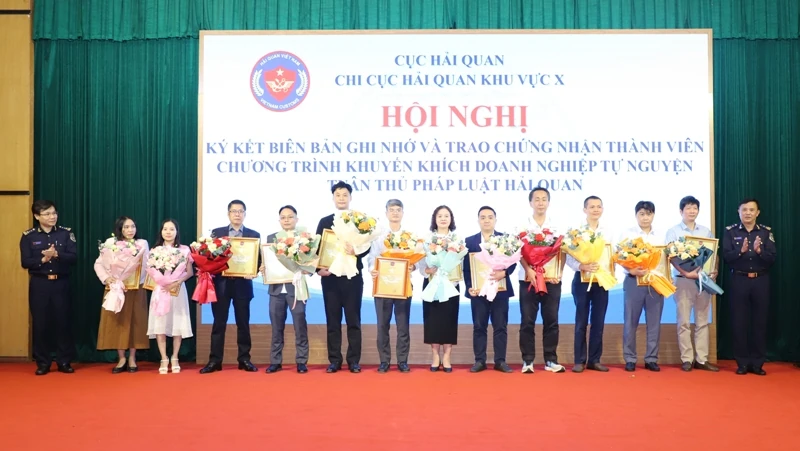 Trao chứng nhận thành viên Chương trình khuyến khích doanh nghiệp tự nguyện tuân thủ pháp luật hải quan