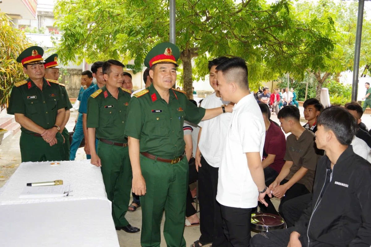 Chỉ huy trưởng Bộ CHQS tỉnh kiểm tra sơ tuyển nghĩa vụ quân sự