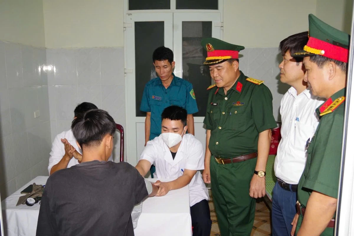 Chỉ huy trưởng Bộ CHQS tỉnh kiểm tra sơ tuyển nghĩa vụ quân sự