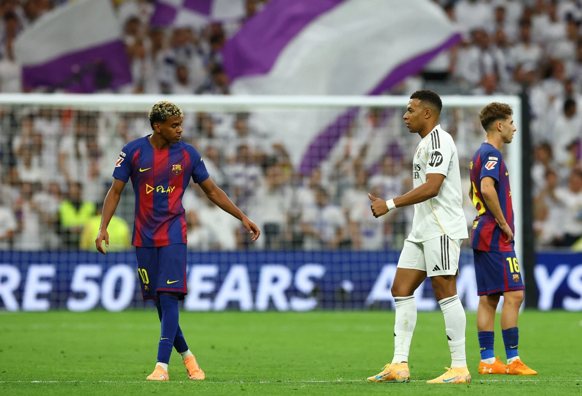 Real Madrid hạ Barca tại Siêu kinh điển; HAGL thắng sốc Thể Công Viettel