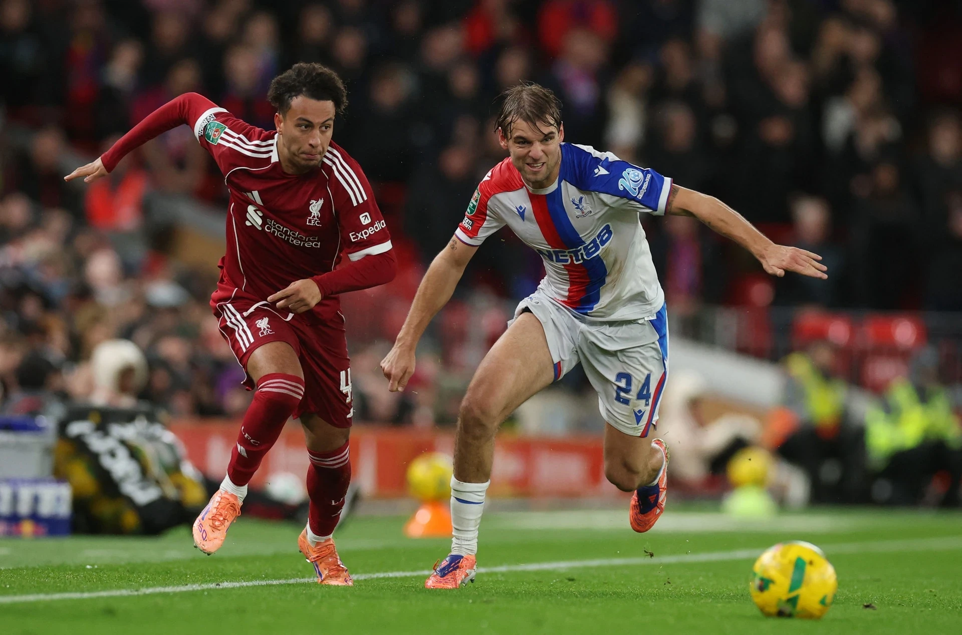 LĐBĐ Thái Lan xin lỗi Việt Nam về sự cố hiển thị sai Quốc kỳ; Liverpool bị loại khỏi Cúp Liên đoàn Anh