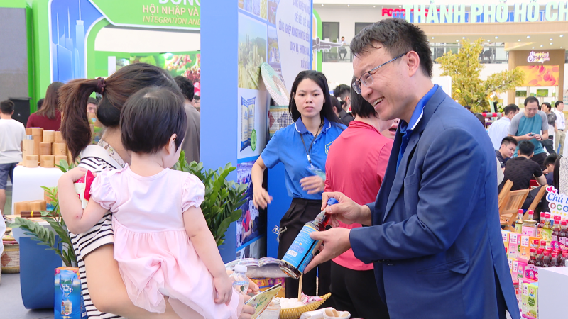 Sức hút của gian hàng tỉnh Thanh Hóa tại Hội chợ Mùa Thu