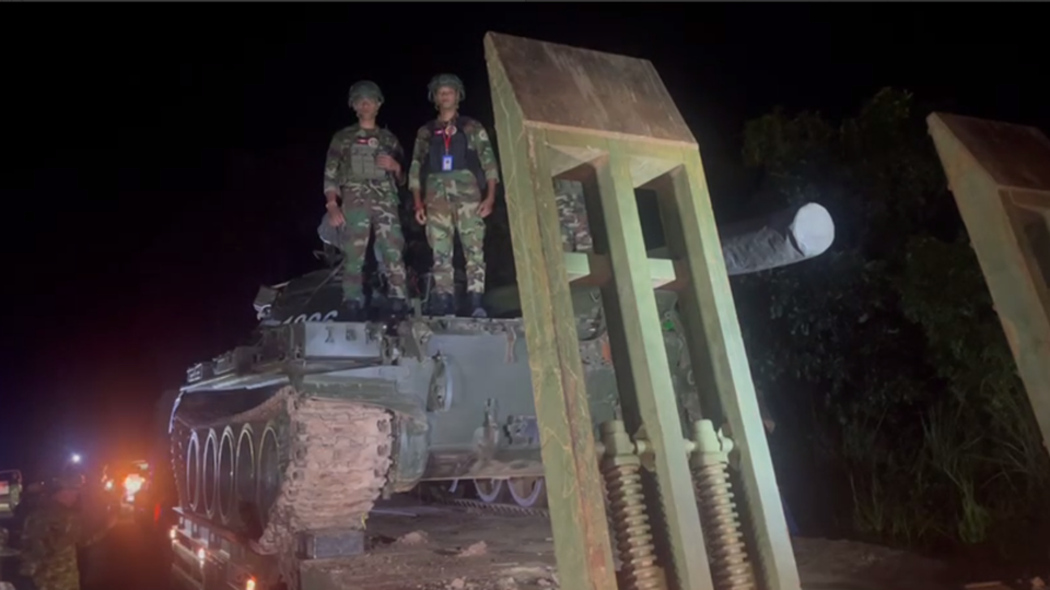 Campuchia và Thái Lan bắt đầu rút vũ khí hạng nặng khỏi khu vực xung đột biên giới