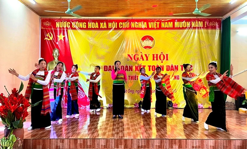 Phó Trưởng Đoàn ĐBQH tỉnh Mai Văn Hải dự Ngày hội đại đoàn kết toàn dân tại xã Thiết Ống