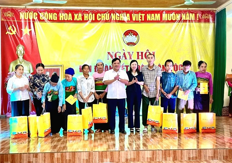 Phó Trưởng Đoàn ĐBQH tỉnh Mai Văn Hải dự Ngày hội đại đoàn kết toàn dân tại xã Thiết Ống