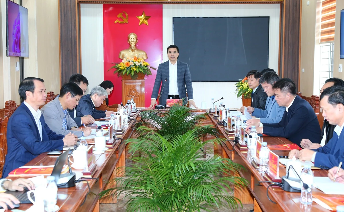 Phó Bí thư Thường trực Tỉnh ủy Nguyễn Hồng Phong thăm, làm việc tại xã Vạn Lộc