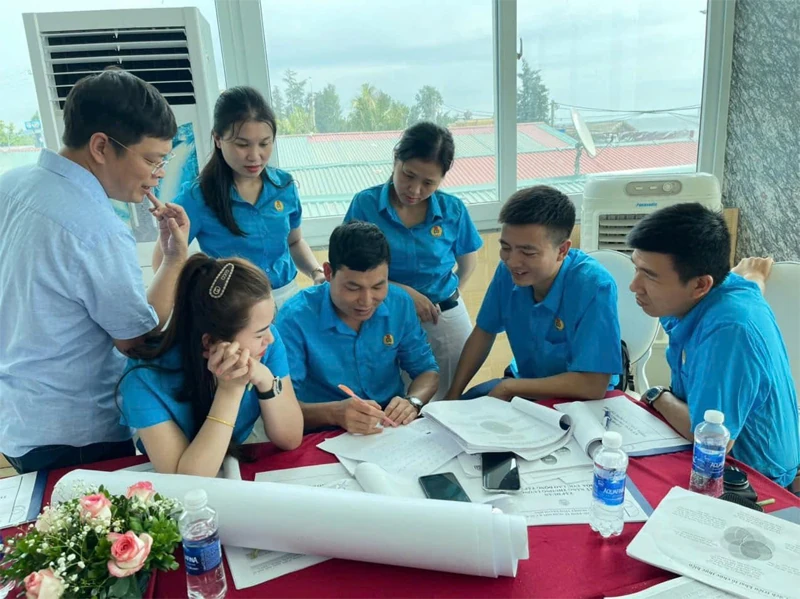 Những người “xóa mù luật” cho công nhân