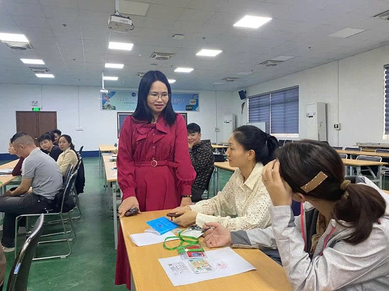 Những người “xóa mù luật” cho công nhân