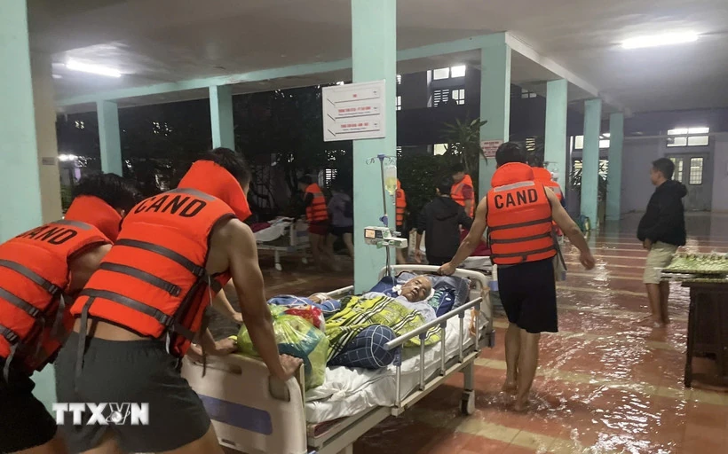 Các cơ sở y tế khu vực Trung Bộ chủ động ứng phó với bão số 13