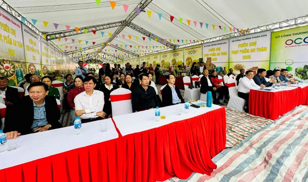 Khai mạc phiên chợ thực phẩm an toàn tại xã Trường Văn