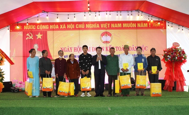 Thiếu tướng Tô Anh Dũng dự Ngày hội Đại đoàn kết toàn dân tộc tại xã Tiên Trang