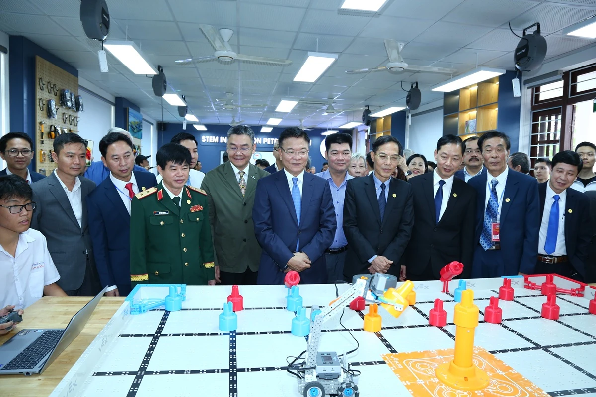 Phấn đấu xây dựng Trường THPT Hàm Rồng trong nhóm dẫn đầu cả nước về chất lượng giáo dục vào năm 2030