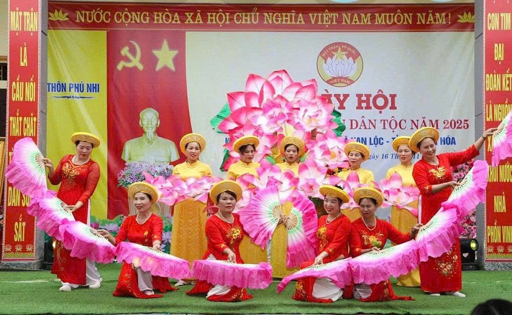 Phó Chủ tịch Ủy ban MTTQ tỉnh Nguyễn Thị Phương chung vui Ngày hội Đại đoàn kết toàn dân tộc tại xã Vạn Lộc