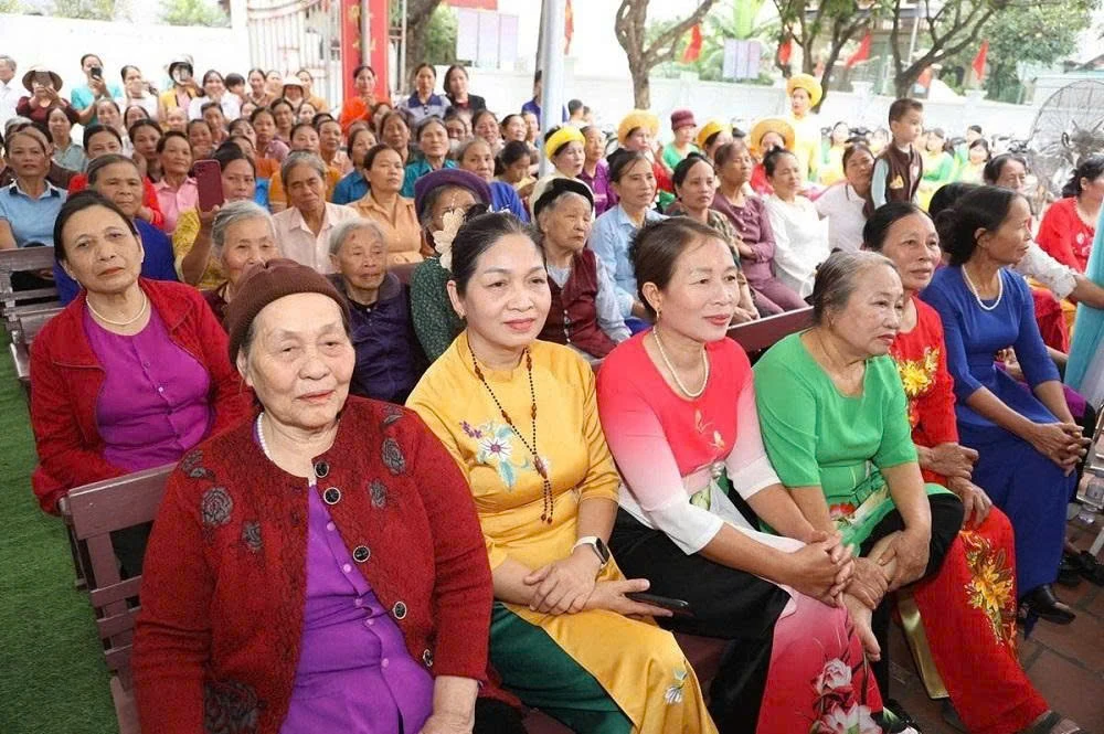 Phó Chủ tịch Ủy ban MTTQ tỉnh Nguyễn Thị Phương chung vui Ngày hội Đại đoàn kết toàn dân tộc tại xã Vạn Lộc