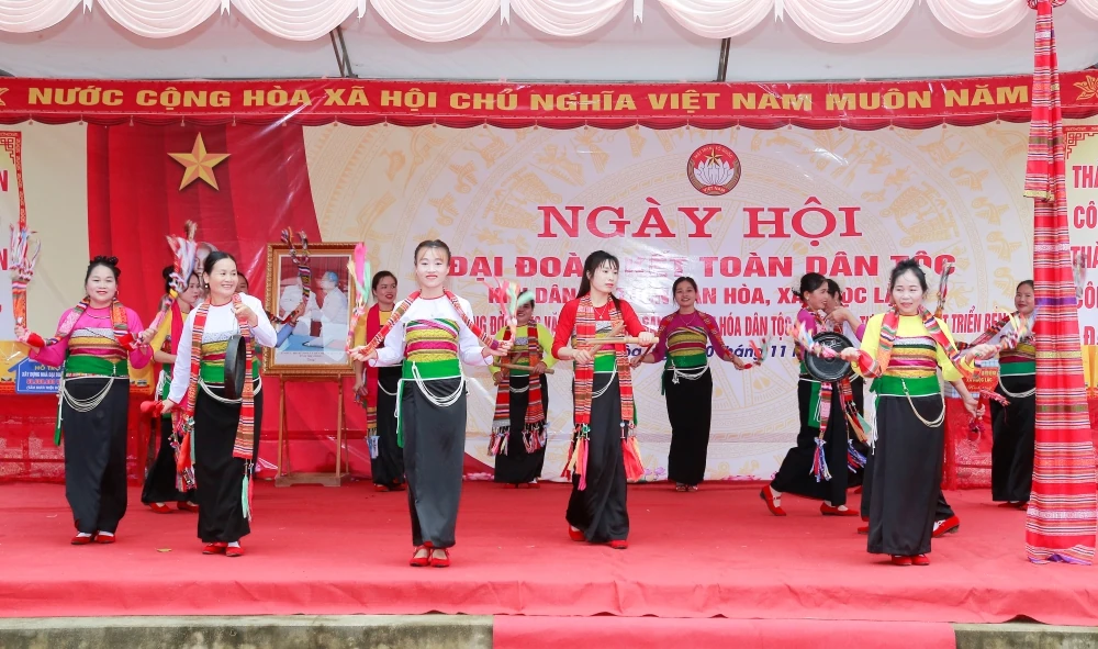 Phó Chủ tịch UBND tỉnh Mai Xuân Liêm dự ngày hội Đại đoàn kết toàn dân tộc tại xã Ngọc Lặc