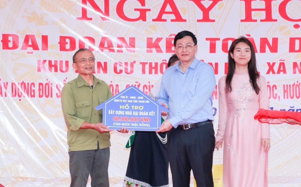 Phó Chủ tịch UBND tỉnh Mai Xuân Liêm dự ngày hội Đại đoàn kết toàn dân tộc tại xã Ngọc Lặc