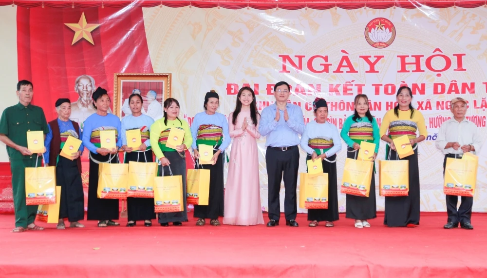 Phó Chủ tịch UBND tỉnh Mai Xuân Liêm dự ngày hội Đại đoàn kết toàn dân tộc tại xã Ngọc Lặc