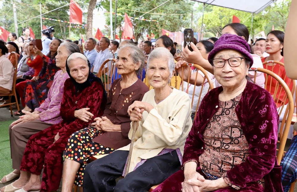 Trưởng ban Nội chính Tỉnh ủy Nguyễn Ngọc Tiến dự Ngày hội Đại đoàn kết toàn dân tộc tại xã Vĩnh Lộc