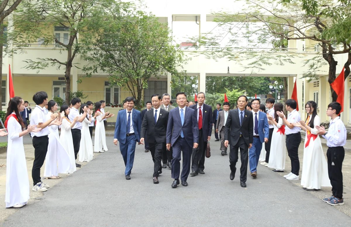 Phó Thủ tướng Chính phủ Lê Thành Long dự lễ khánh thành phòng thực hành giáo dục STEM tại Trường THPT chuyên Lam Sơn