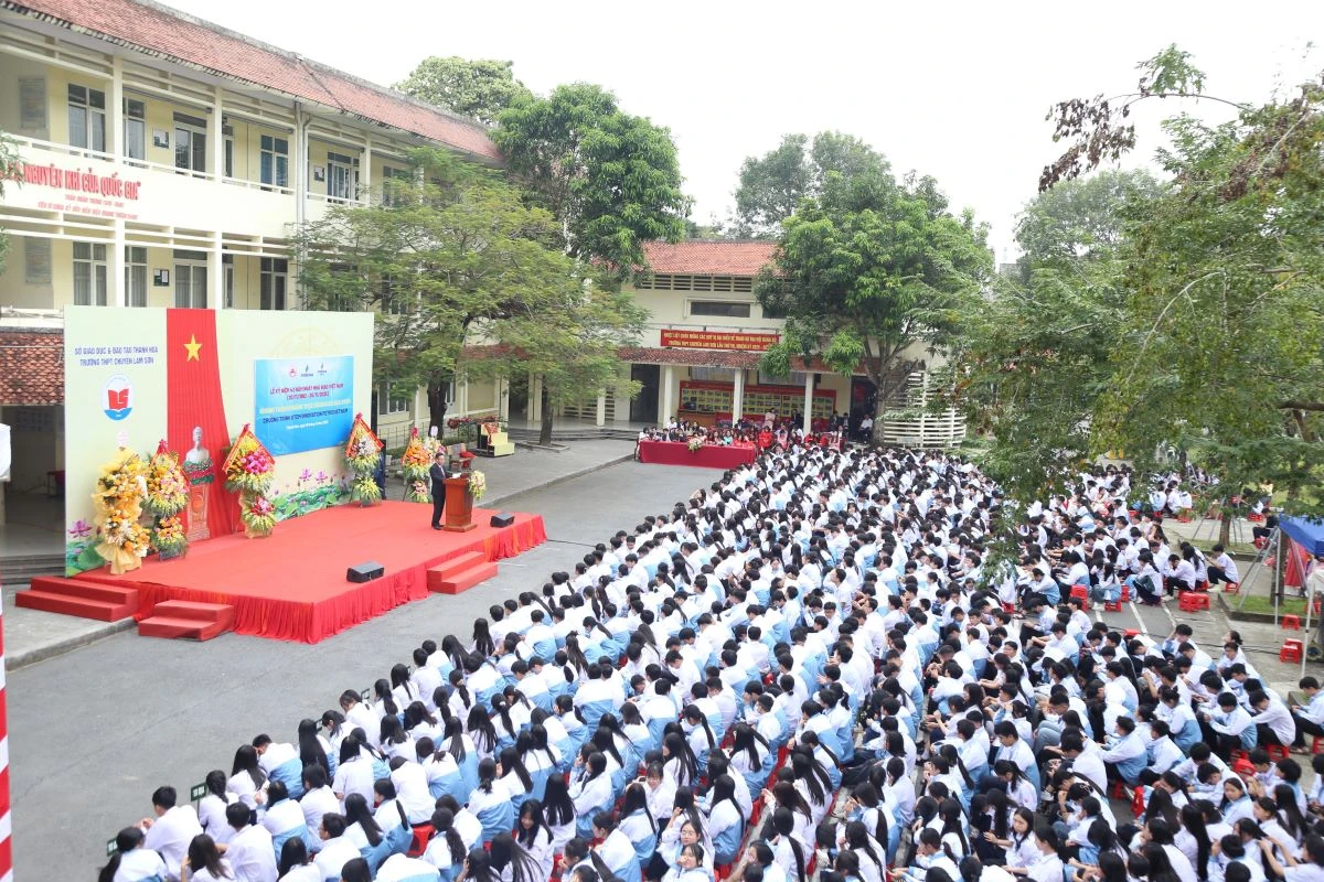 Phó Thủ tướng Chính phủ Lê Thành Long dự lễ khánh thành phòng thực hành giáo dục STEM tại Trường THPT chuyên Lam Sơn