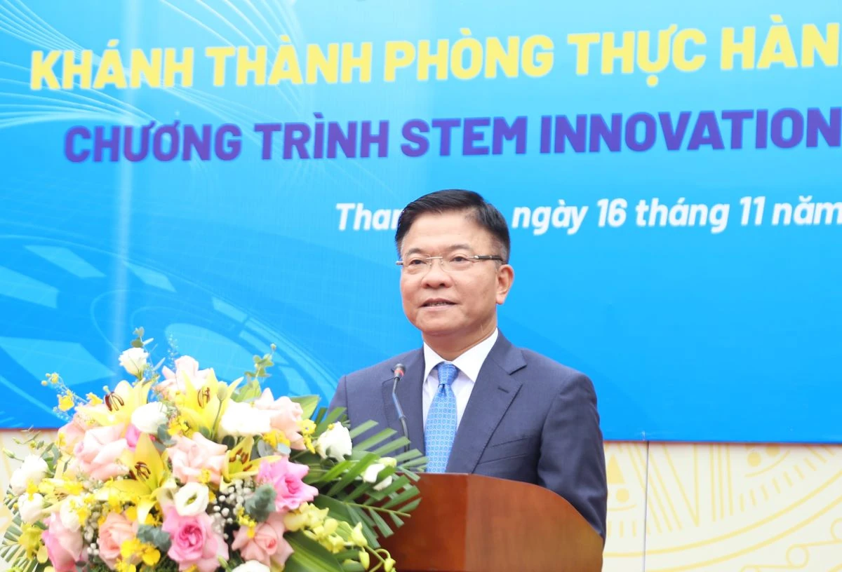 Phó Thủ tướng Chính phủ Lê Thành Long dự lễ khánh thành phòng thực hành giáo dục STEM tại Trường THPT chuyên Lam Sơn