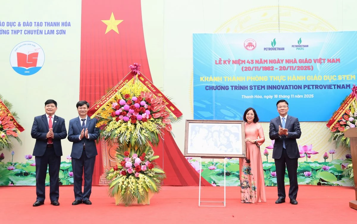 Phó Thủ tướng Chính phủ Lê Thành Long dự lễ khánh thành phòng thực hành giáo dục STEM tại Trường THPT chuyên Lam Sơn