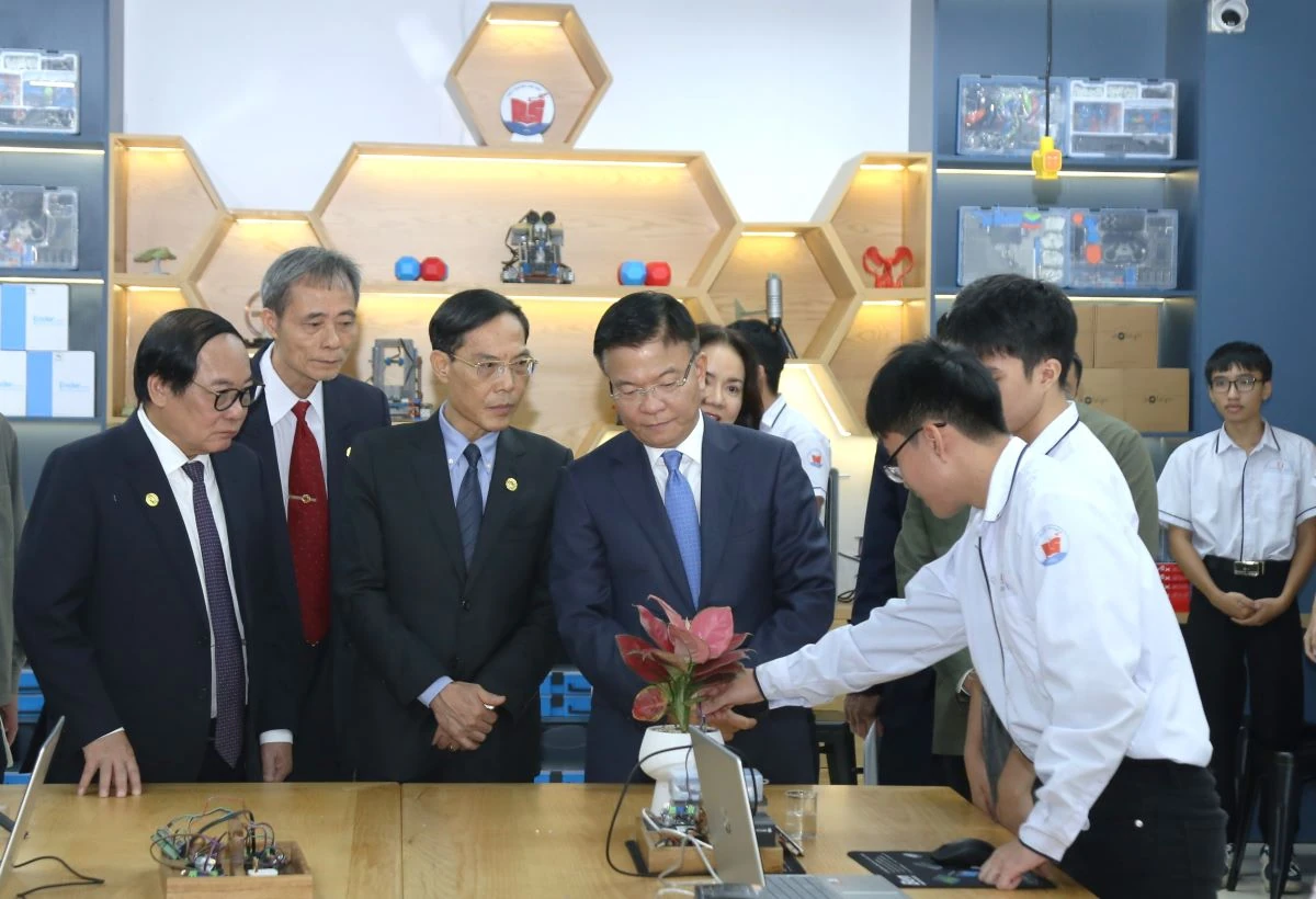 Phó Thủ tướng Chính phủ Lê Thành Long dự lễ khánh thành phòng thực hành giáo dục STEM tại Trường THPT chuyên Lam Sơn