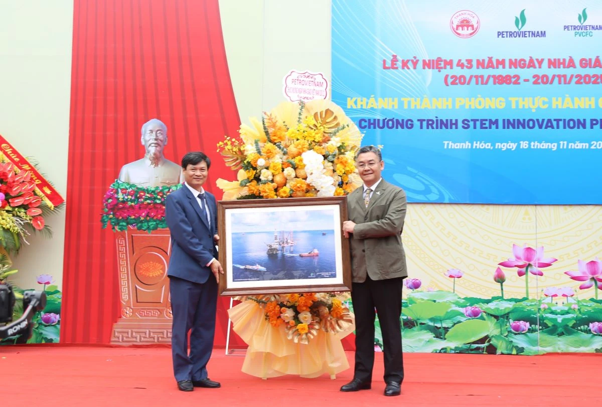 Phó Thủ tướng Chính phủ Lê Thành Long dự lễ khánh thành phòng thực hành giáo dục STEM tại Trường THPT chuyên Lam Sơn