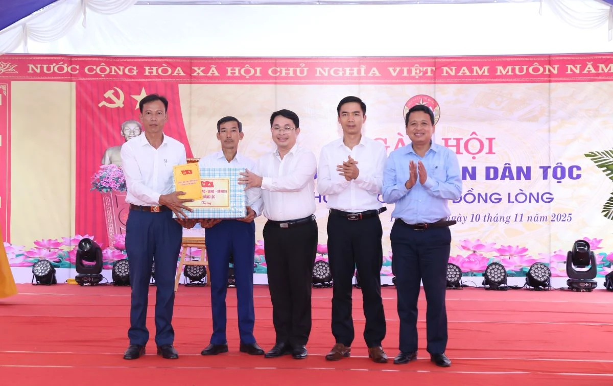 Chủ tịch UBND tỉnh Nguyễn Hoài Anh dự Ngày hội Đại đoàn kết toàn dân tộc tại xã Hoằng Lộc